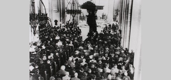 De volle Walburgiskerk bij de herdenking op 17 oktober 1944    